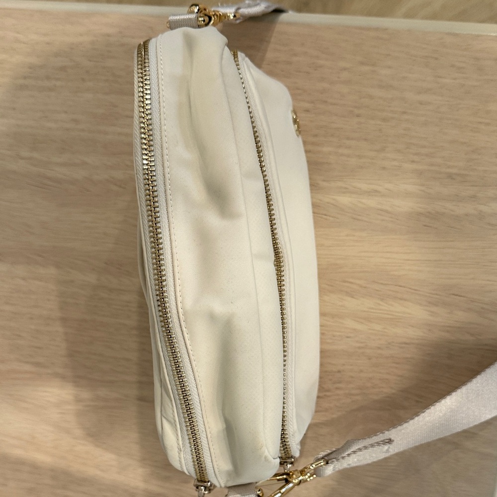 lululemon athletica Ivory Everywhere Crossbody 3L Bag - Picture 5 of 10